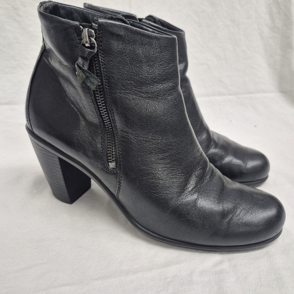 ECCO Touch 75B Low Cut Zip Womens 9-9.5M Black Leather Ankle Boots - Picture 1 of 15